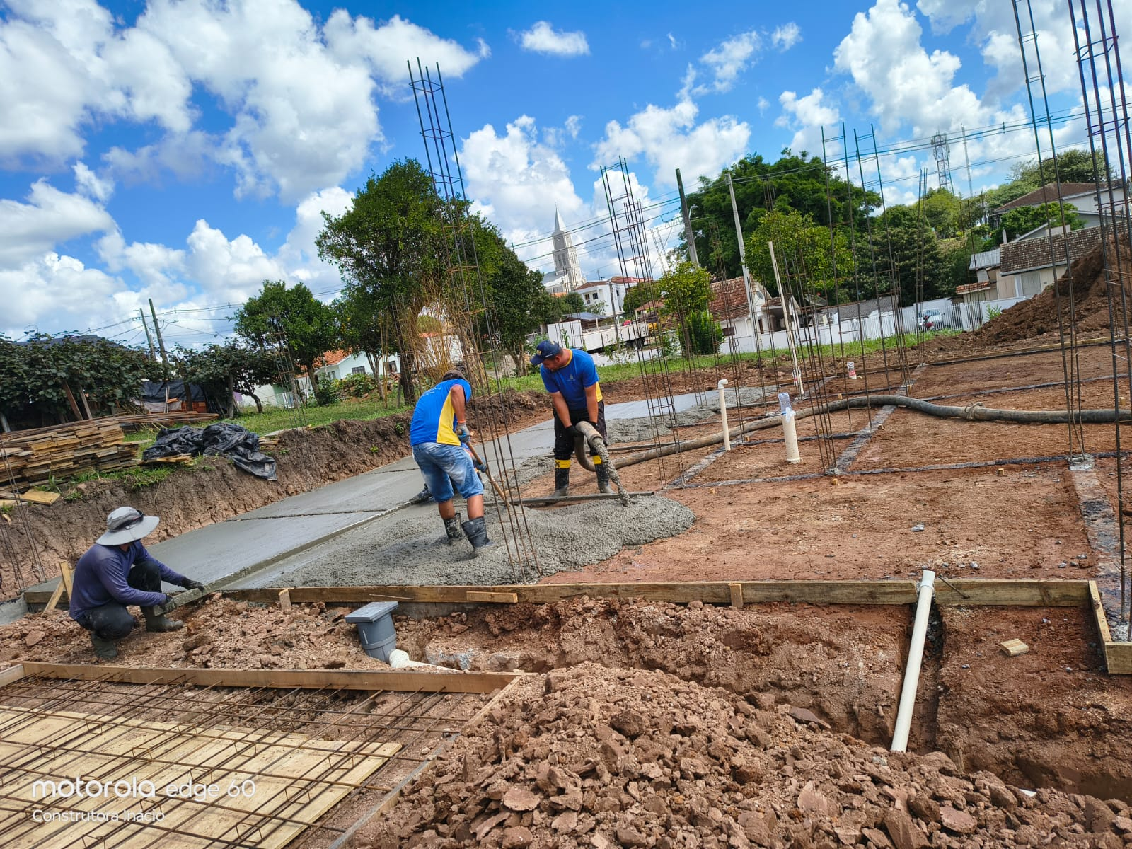 Equipe da Construtora Inácio concretando calçada